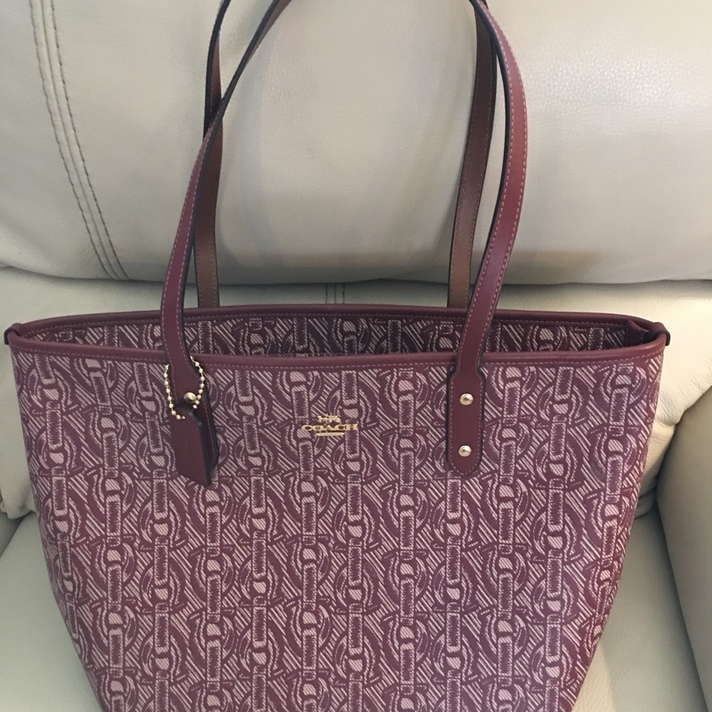Authentic Coach City Zip Tote Chain Print.
